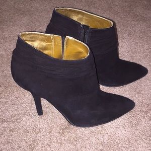 Nine West black pointed toe suede booties